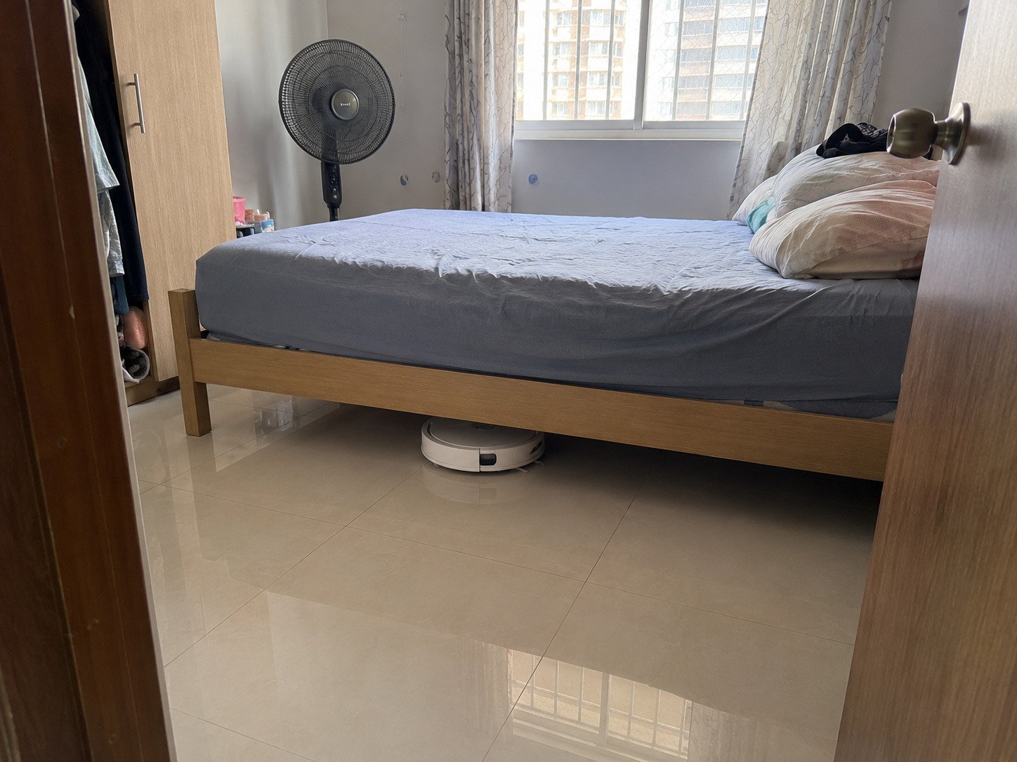 Foto enviada por cliente - robot debajo de la cama