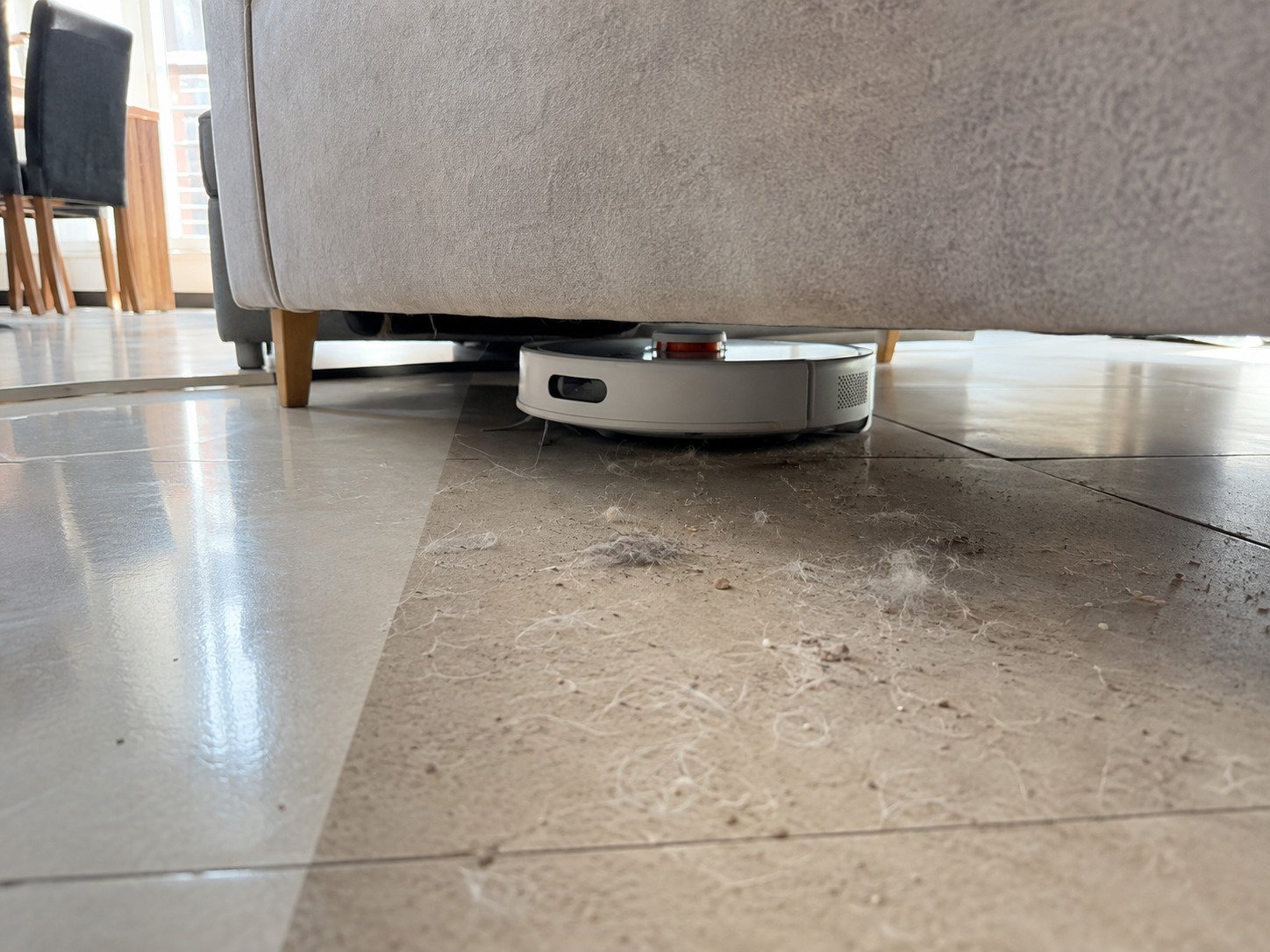 Robot Aspirador X9 Turbo Pro limpiando debajo de un mueble
